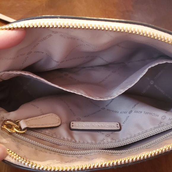 Michael Kors Jet Set Dome and wristlet - Picture 5 of 7